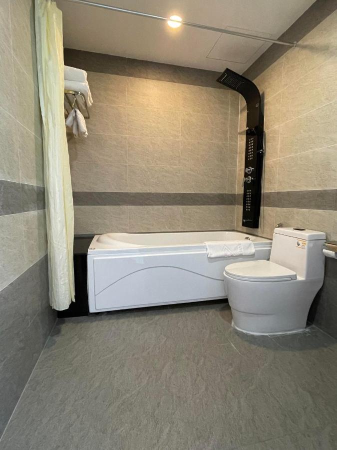 Y Linh Hotel Куїнон Екстер'єр фото