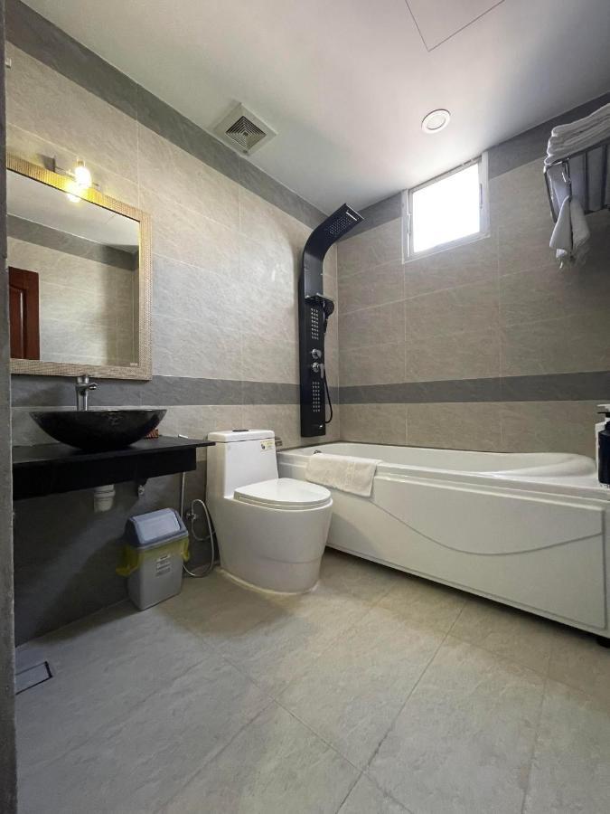 Y Linh Hotel Куїнон Екстер'єр фото