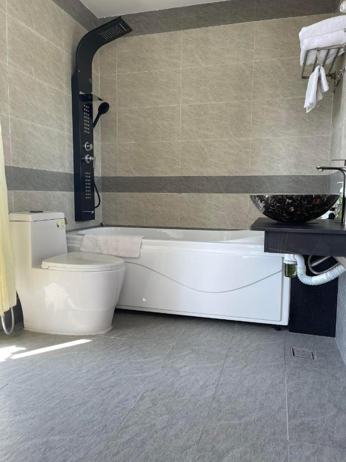 Y Linh Hotel Куїнон Екстер'єр фото