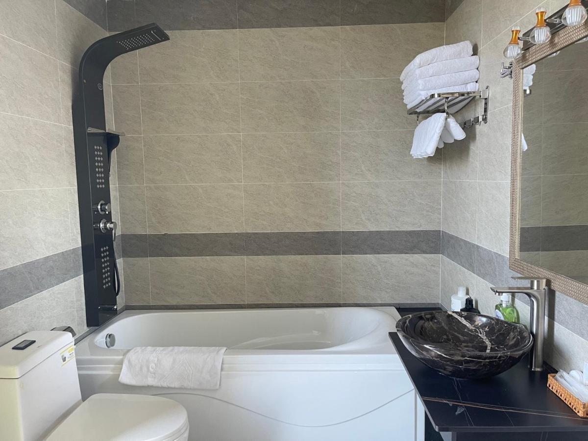 Y Linh Hotel Куїнон Екстер'єр фото