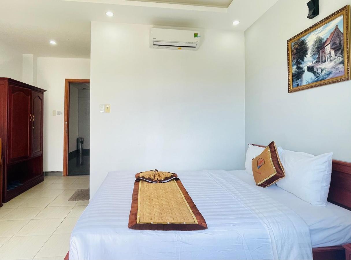 Y Linh Hotel Куїнон Екстер'єр фото