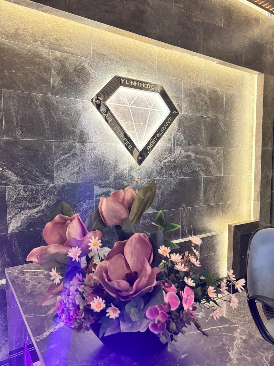 Y Linh Hotel Куїнон Екстер'єр фото