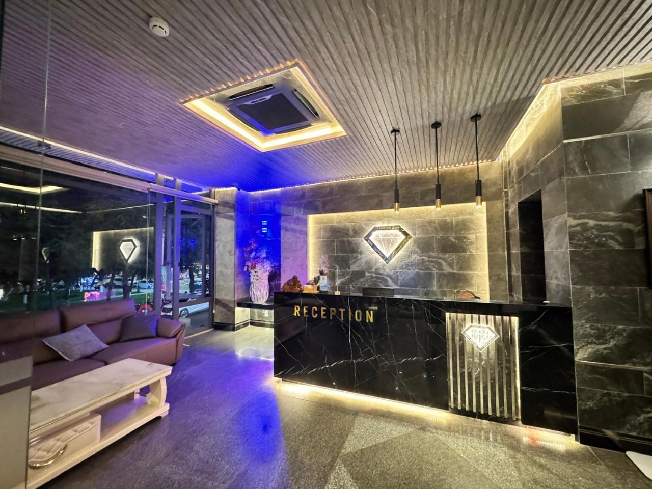Y Linh Hotel Куїнон Екстер'єр фото