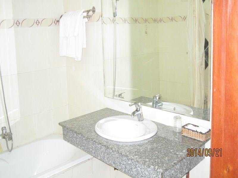 Y Linh Hotel Куїнон Екстер'єр фото